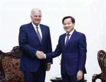 Deputy Prime Minister Le Minh Khai (R) receives Franklin Graham, President and CEO of Billy Graham Evangelistic Association and President of international relief organisation Samaritan’ Purse in Hanoi on March 1 (Photo: VNA)