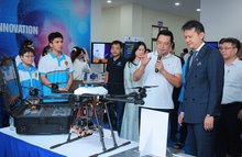 Director General of the World Intellectual Property Organization (WIPO) Daren Tang visits an exhibition of innovative products by students at the Posts and Telecommunications Institute of Technology. (Photo: hanoimoi.vn)