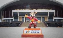 Saola - The mascot of SEA Games 31 in front of Bac Giang province's sports gymnasium. (Photo: VNA)