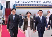 Singaporean PM arrives in Hanoi, beginning official visit to Vietnam