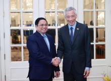 Prime Minister Pham Minh Chinh (L) meets Singaporean Prime Minister Lee Hsien Loong in Singapore on February 9, 2023 (Photo: VNA)