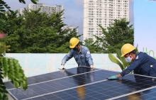 Installing solar panels (Source: VNA)