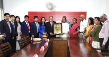 Vietnamese Vice Chairman of the National Assembly Nguyen Duc Hai presents a portrait of President Ho Chi Minh to the Communist Party of Sri Lanka. (Photo: VNA)