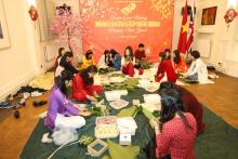 The staff of the Vietnamese Embassy and representative offices in the UK wrap "banh chung". (Photo: VNA)