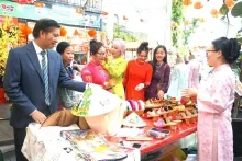 Vietnamese people in Malaysia, Thailand celebrate Tet