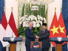 General Secretary To Lam (L) and Indonesian President Prabowo Subianto, Chairman of the Great Indonesia Movement Party (Gerindra), announce the elevation of Vietnam–Indonesia relations to a Comprehensive Strategic Partnership in Jakarta on March 10, 2025. (Photo: VNA)