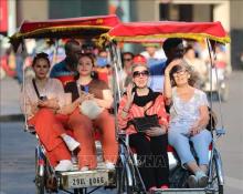 Foreign tourists visit Hanoi's Old Quarter. (Photo: VNA)