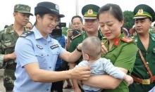 Vietnamese authorities receive a baby sold to China (Photo: VNA)