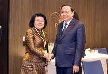 Chairman of the Vietnamese National Assembly Tran Thanh Man (R) meets with his Cambodian counterpart Khuon Sudary in Geneva on July 29. (Photo: VNA)