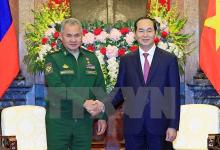 President Tran Dai Quang (R) receives Russian Minister of Defence Sergey Shoyu (Source: VNA)
