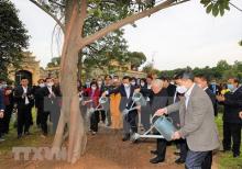 Party General Secretary and State President Nguyen Phu Trong (second right, front row) waters a newly-planted tree in Hanoi's Imperial Citadel of Thang Long. (Photo: VNA)