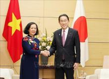 Politburo member, permanent member of the Communist Party of Vietnam (CPV) Central Committee’s Secretariat and Chairwoman of the Party Central Committee’s Organisation Commission Truong Thi Mai and Japanese Prime Minister Fumio Kishida (Photo: VNA)