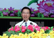 Politburo member and standing member of the Party Central Committee's Secretariat Vo Van Thuong extends Tet greetings to officers, soldiers of Division 9 of IV Corps (Photo: VNA) 