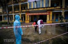 People enter a quarantine site in Hoa Binh  (Source: VNA)