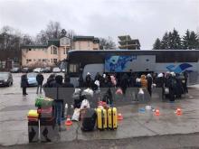 Vietnamese people evacuated from Ukraine to Romania (Photo: VNA)