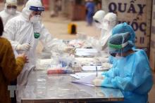 Collecting sample for COVID-19 testing in Vietnam (Photo: VNA)