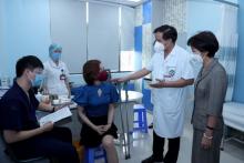 People with disabilities and other disadvantaged groups sponsored by the Ministry of Planning and Investment (MPI) on July 29 got COVID-19 vaccine shots. (Photo: kinhtevadubao)
