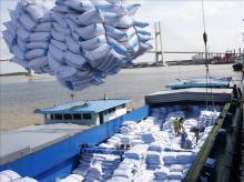 Loading and unloading rice for export at Saigon port.  (Source: VNA)