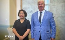 Ambassador Pham Thi Thu Huong meets with Ionian Islands Governor Yianis Trepeklis. (Photo: VNA)