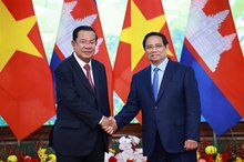 Prime Minister Pham Minh Chinh (R) and President of the Cambodian People's Party (CPP) and President of the Cambodian Senate Hun Sen in Hanoi on September 2. (Photo: VNA)