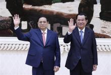 Vietnamese Prime Minister Pham Minh Chinh (L) and his Cambodian counterpart Samdech Techo Hun Sen at the welcome ceremony for the former in Phnom Penh on November 8 (Photo: VNA)