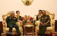 Cambodian Deputy Prime Minister and Defence Minister Gen. Tea Banh (R) and Vietnamese Deputy Minister of Defence, Sen. Lt. Gen. Nguyen Chi Vinh (Source: VNA)
