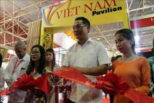 Vietnamese Ambassador to Cuba Nguyen Trung Thanh (second from right) cut the ribbon to kick off the event. (Photo: VNA)