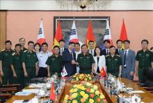 Deputy Minister of National Defence Hoang Xuan Chien (fifth from right) shakes hands with his RoK counterpart Kim Seon Ho at the 11th Vietnam-Republic of Korea (RoK) (Photo: VNA)