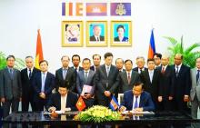 Vietnam and Cambodia sign a cooperation agreement covering specific collaboration programmes in 28 areas (Photo: VNA)