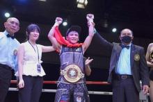Le Huu Toan celebrates his win with match officials (Photo: WBA Asia)