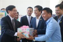 Minister at the Vietnamese Embassy Lai Xuan Chien (L) presents a gift to the Cultural Centre and Library in Kampong Speu province of Cambodia (Photo: VNA)