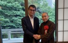 Japanese Foreign Minister Taro Kono and Buddhist nun Thich Tam Tri (Source: VNA)