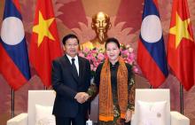 National Assembly (NA) Chairwoman Nguyen Thi Kim Ngan (right) and Lao Prime Minister Thongloun Sisoulith (Photo: VNA)
