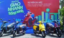 Electric vehicle (EV) maker VinFast and Ahamove Instant Services JSC jointly launch AhaFast, the first electric bike-based delivery service in Vietnam. (Photo: cafef.vn)