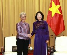 Vice President Dang Thi Ngoc Thinh (R) and Governor of Australia’s Victoria state Linda Dessau (Photo: VNA)