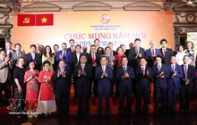 Politburo member and Secretary of the Ho Chi Minh City Party Committee Tran Luu Quang, together with city leaders, poses for a photo with delegates at the meeting. (Photo: VNA)