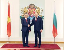 Party General Secretary To Lam (L) and Bulgarian President Rumen Radev at the Presidential Palace in Sofia on October 23. (Photo: VNA)