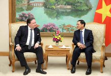 Deputy Prime Minister Bui Thanh Son (R) receives US Ambassador to Vietnam Marc E. Knapper in Hanoi on October 23. (Photo: VNA)