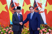 Prime Minister Pham Minh Chinh holds a meeting with Sultan of Brunei Haji Hassanal Bolkiah in Hanoi on December 1, 2025. (Photo: VNA)