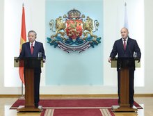 General Secretary of the Communist Party of Vietnam Central Committee To Lam (L) and Bulgarian President Rumen Radev at the press briefing in Sofia on October 23. (Photo: VNA)