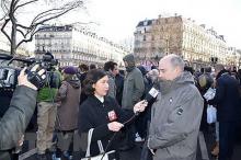 VNA reporter Pham Bich Ha interviews a man joining the historical anti-terrorism march in Paris on January 11, 2015 (Photo: VNA)