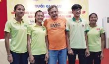 L​e Tu Chinh (second left) and expert Loren Seagrave of the IMG Academy (third left). (Photo: thanhnien.com.vn)