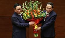 Permanent Vice Chairman of the 14th National Assembly Tran Thanh Man presents flowers to congratulate Politburo member Vuong Dinh Hue on his election as Chairman of the 15th legislature. (Photo: VNA)