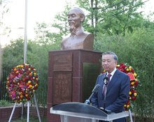Party General Secretary To Lam speaks at the inauguration ceremony of a statue of late President Ho Chi Minh in the Vietnamese Embassy’s campus in Seoul (Photo: VNA)