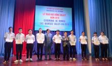 At the ceremony to present Vallet scholarships to Vietnamese students in the Central Highlands and the south central provinces of Ninh Thuan and Khanh Hoa on September 3 (Source: baolamdong.vn)
