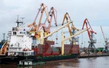 Vietnam’s import-export turnover is estimated to reach 25.9 billion USD in February, a decrease of 35.7 percent from the previous month (Photo: VNA)