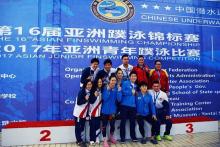 Vietnamese and athletes of different countries pose for photos at the 16th Asian Finswimming Championship which closed in China on December 12. (Photo: baomoi.com)