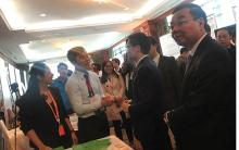 Deputy PM Vu Duc Dam (front, second, right) talks to startup representatives at the Techfest Vietnam 2017 (Photo: baodautu.vn)