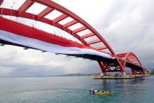 A fisherman under Yotefa bridge of Jayapura, Papua on August 17 2021).   ANTARA FOTO/Gusti Tanati/wpa/aww.