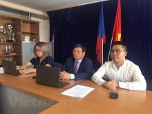 Chairman of the Association of the Vietnamese in Europe Hoang Dinh Thang (middle) and representatives from the Vietnamese Students' Association in the Czech Republic (Photo: VNA) 